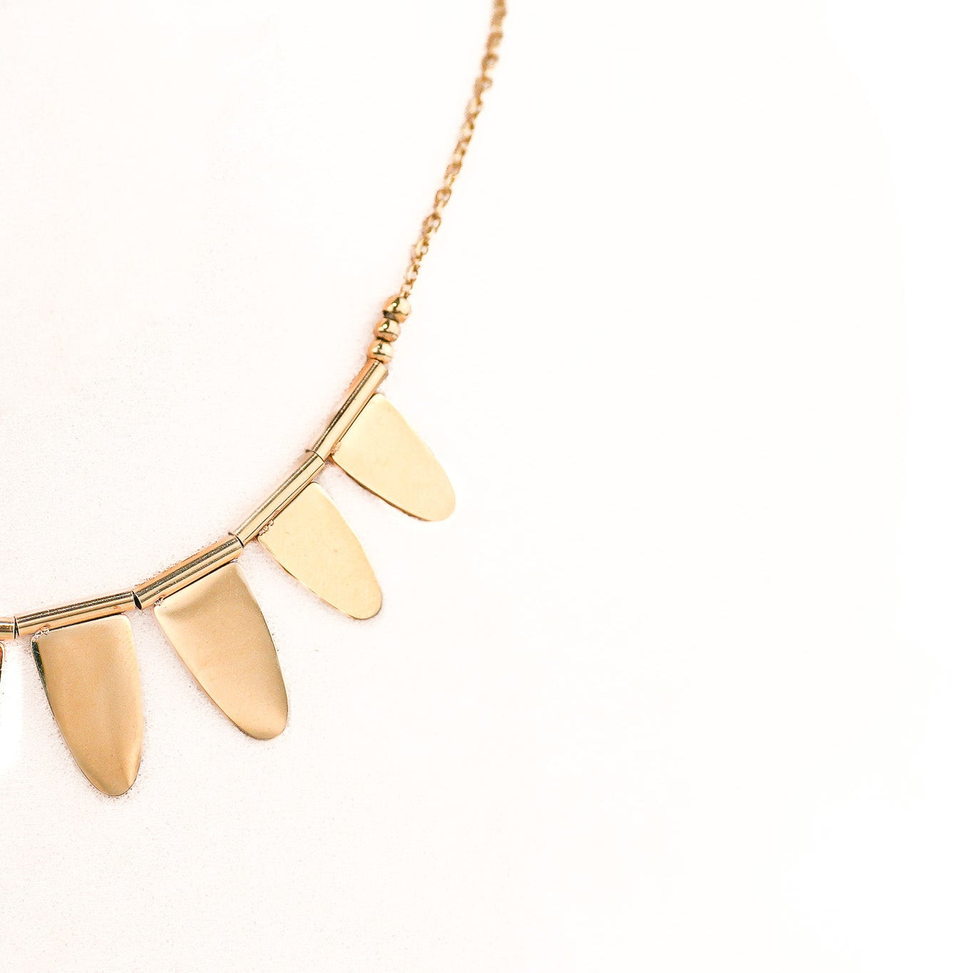 Collier Golden Petal de Eight Ounce Jewelry – pendentifs en acier doré inspirés de la nature, bijou tendance et raffiné