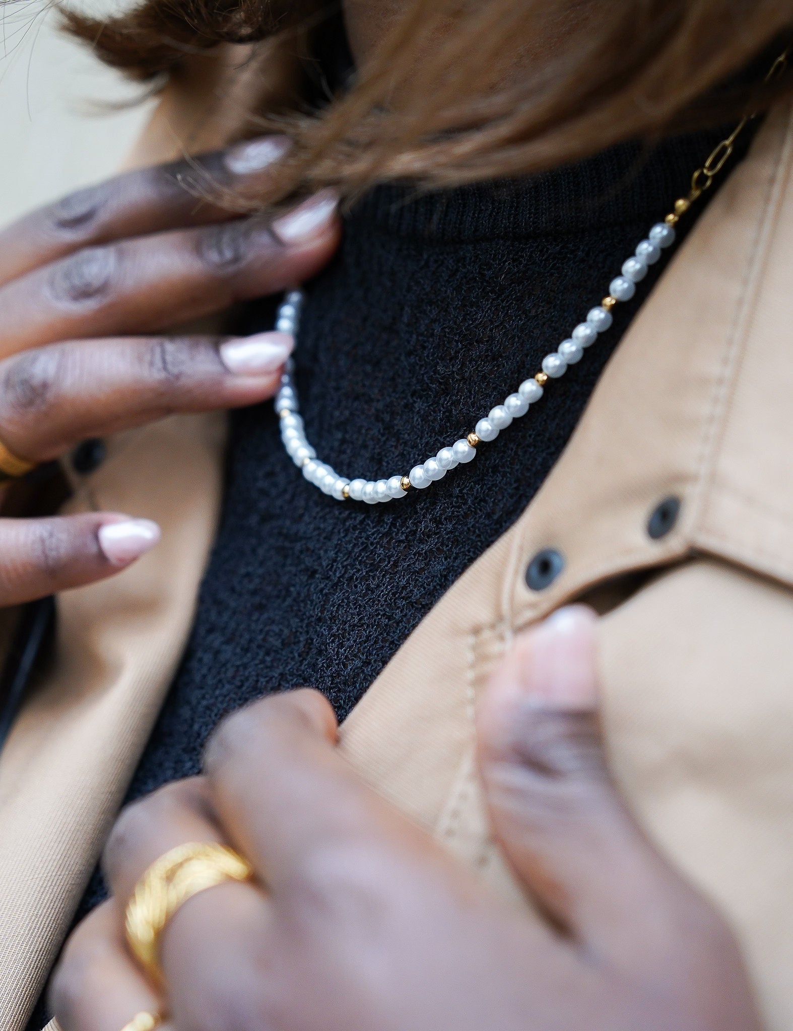 Collier Timeless Stone de Eight Ounce Jewelry – porté avec un trench beige, style sophistiqué et naturel