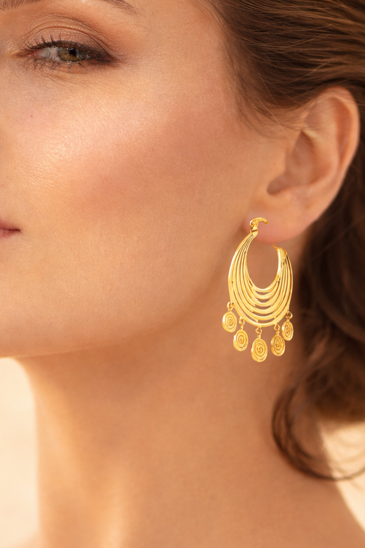 Créoles dorées pendantes Eight Ounce en acier inoxydable, design multi-cercles et spirales, bijou bohème chic.