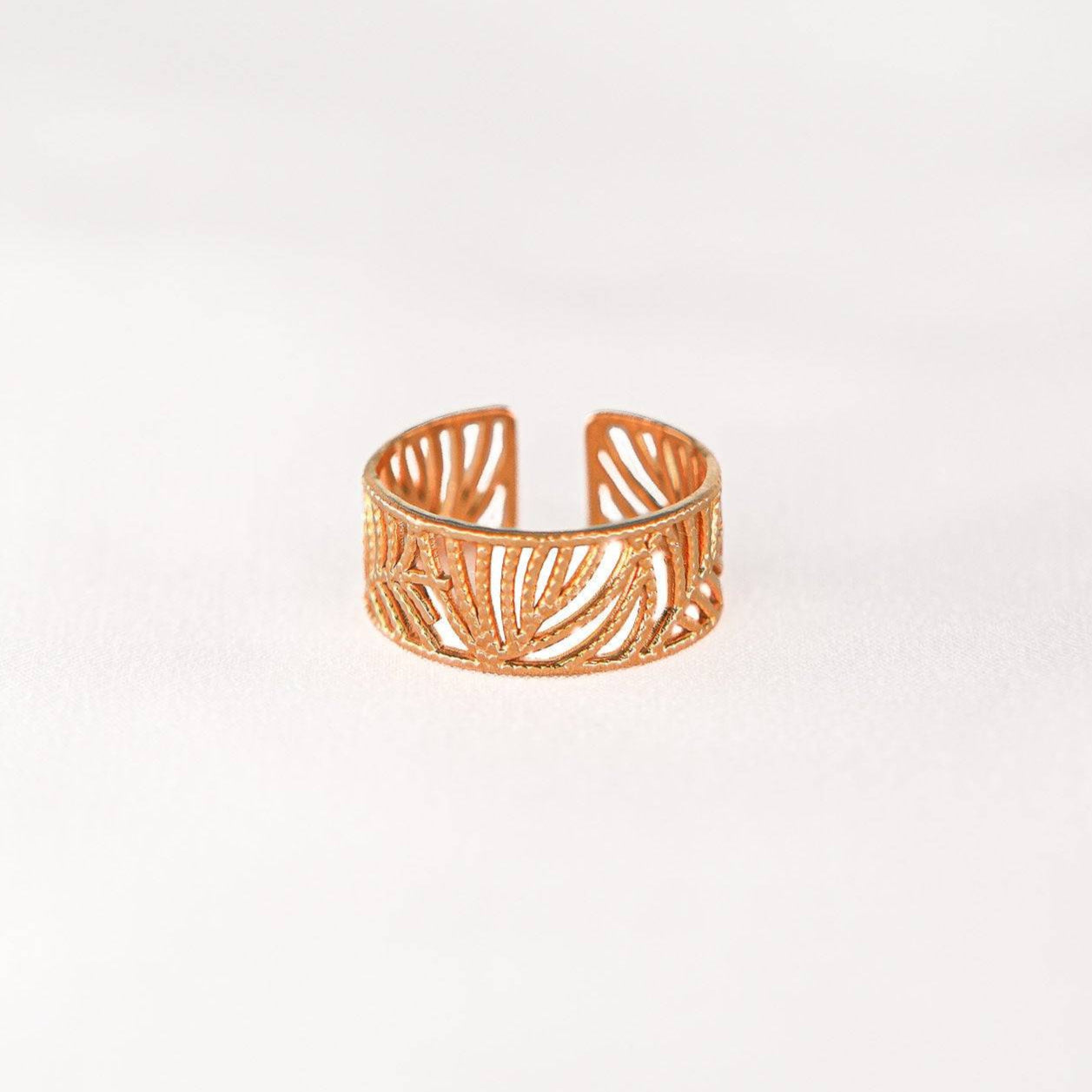 Bague Évasion Eight Ounce en acier doré, affichant un délicat design inspiré des branches entrelacées