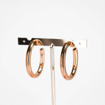 Boucles Élégance Eight Ounce portées, sublimant un look chic et raffiné