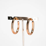 Boucles Élégance Eight Ounce portées, sublimant un look chic et raffiné
