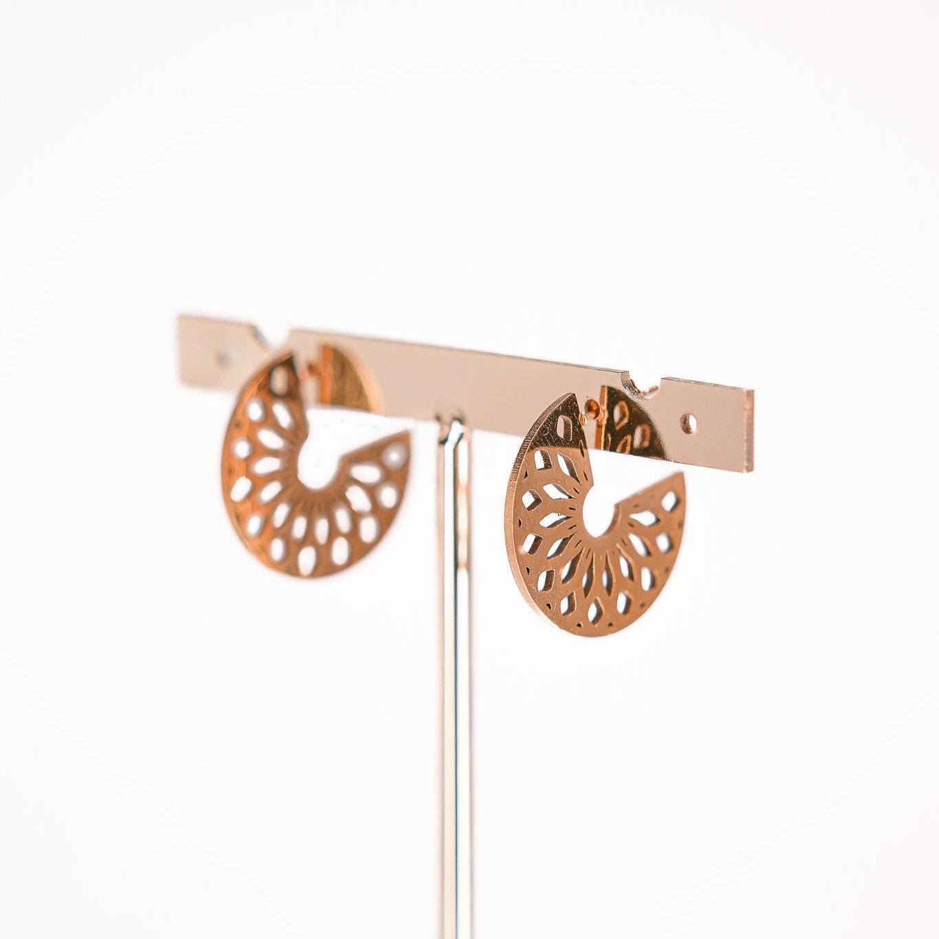 Boucles d’oreilles Moucharabieh Eight Ounce en acier inoxydable, inspirées des motifs géométriques orientaux.