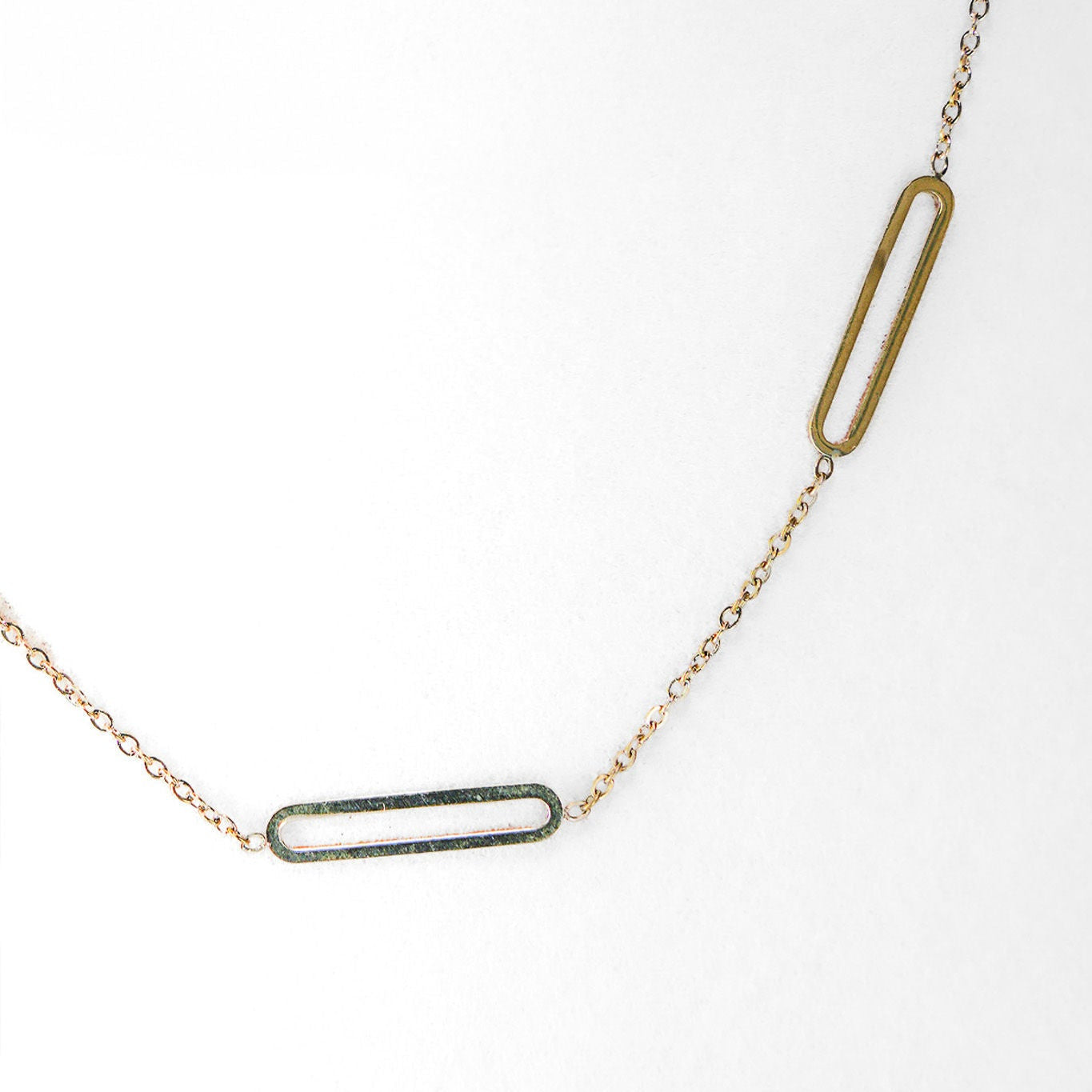 Collier Rectiluna Eight Ounce en acier inoxydable avec pendentifs rectangulaires arrondis, design minimaliste et raffiné.