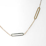 Collier Rectiluna Eight Ounce en acier inoxydable avec pendentifs rectangulaires arrondis, design minimaliste et raffiné.