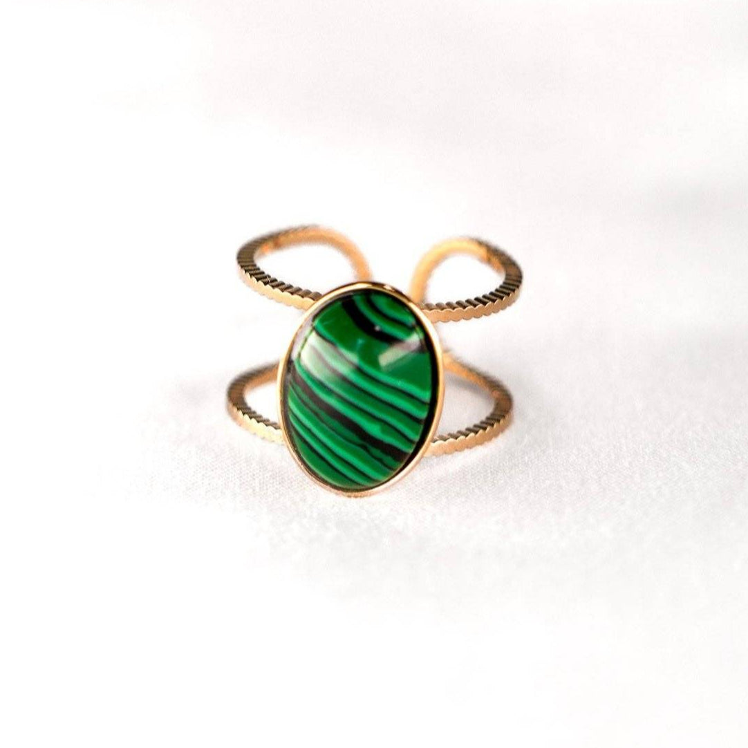 Bague Divine Aura Eight Ounce en malachite verte – Harmonie et bien-être en accessoire chic