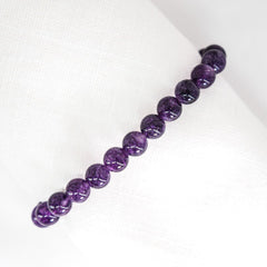 Bracelet Amethyst Glow de Eight Ounce Jewelry - gros plan sur les perles d’améthyste