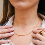 Chaîne Minimalism de Eight Ounce Jewelry – portée pour un look sobre et raffiné.