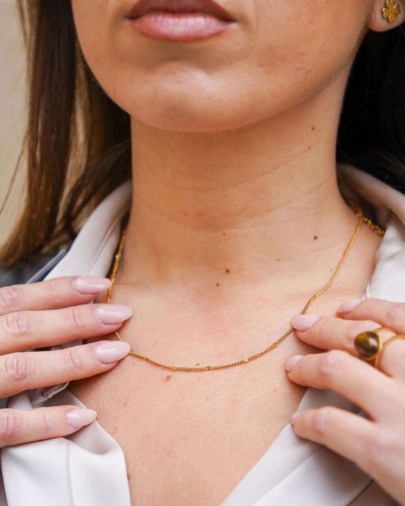 Chaîne Minimalism de Eight Ounce Jewelry – portée pour un look sobre et raffiné.