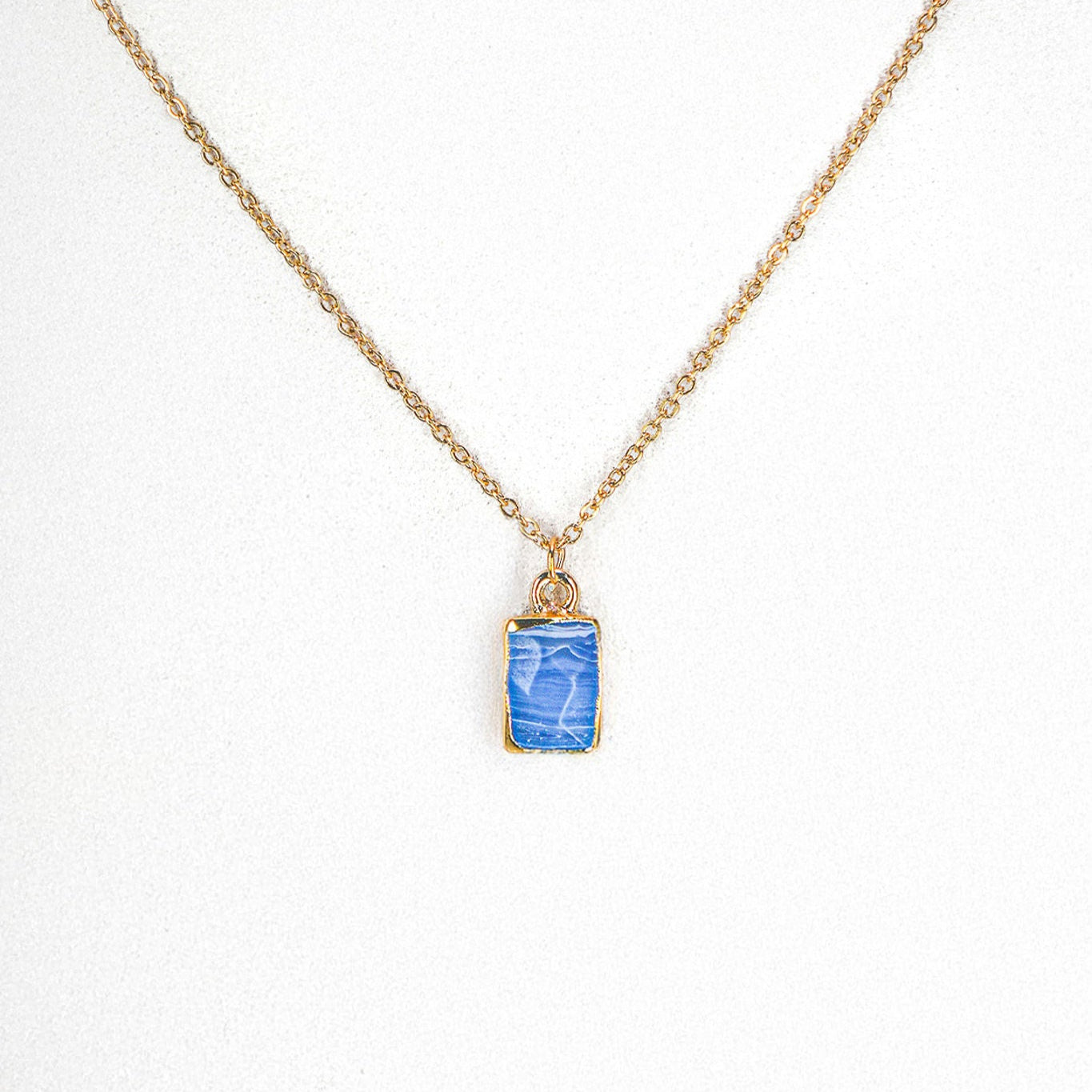 Collier Blue Square Elegance de Eight Ounce Jewelry – pendentif en pierre bleue naturelle serti doré, bijou élégant et intemporel