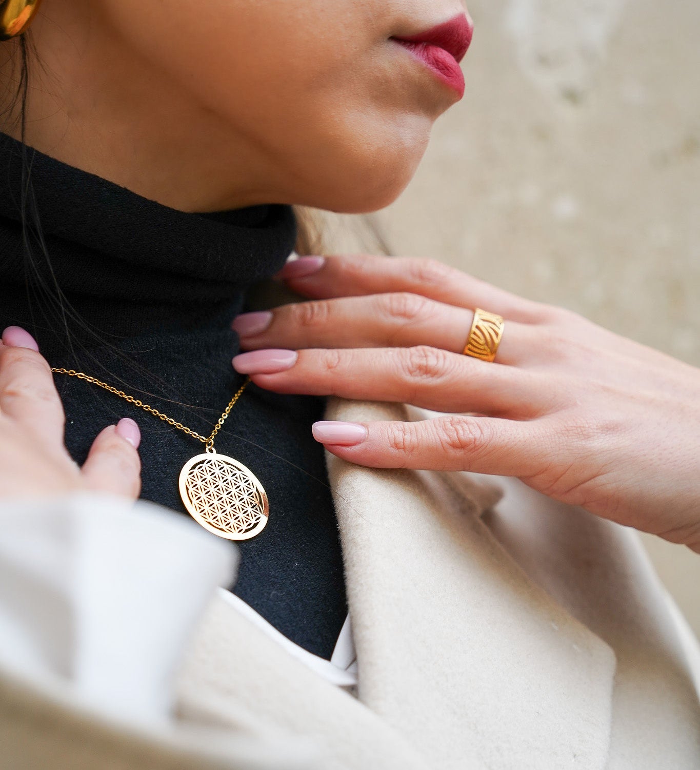 Collier Fleur de Vie doré de Eight Ounce Jewelry – porté sur un col roulé noir, bijou spirituel et intemporel