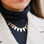 Collier Golden Petal de Eight Ounce Jewelry – bijou chic porté avec une tenue de soirée, éclat et raffinement