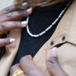 Collier Timeless Stone de Eight Ounce Jewelry – porté avec un trench beige, style sophistiqué et naturel