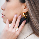 Élégantes boucles d’oreilles Infinity Bow Eight Ounce, parfaites pour un style raffiné et moderne.